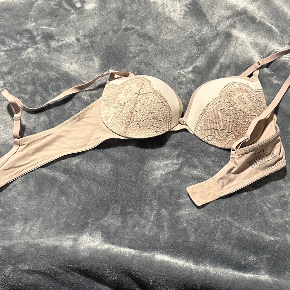 EUC Elegant Maidenform Lace Beige Bra size 36B